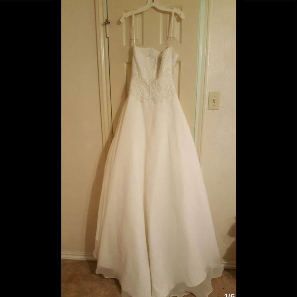 Elegant wedding dress size 8. Brand new never worn